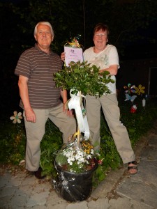 der HSS überreichte die Ehrenmitglieder-Urkunde mit einem Rosenbaum